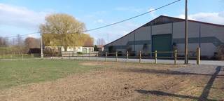 Dit prachtige domein bestaat uit een luxe landelijke villa met zeer mooie tuin en gebouwen.Voormalige rundveestallen, grote loodsen geschikt voor...