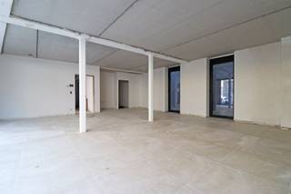 Deze uiterst commerciële ruimte (102 m²) maakt deel uit van de nieuwe residentie "Louise" in hartje Torhout.Ideaal gelegen nabij de Markt, allerlei...