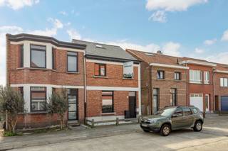 <p>In een <strong>rustige straat in Boechout</strong> bevindt zich deze <strong>stijlvol gerenoveerde gezinswoning</strong>, waar comfort, ruimte en dagelijks gebruiksgemak centraal staan. Dankzij de <strong>centrale ligging</strong> bevinden <strong>scholen, winkels en openbaar vervoer</strong> zich op <strong>wandelafstand.</strong></p><p><br /></p><p>Je betreedt de woning via een <strong>praktische inkomhal</strong> die meteen een verzorgde en warme indruk nalaat. Van hieruit kom je in de <strong>lichtrijke leefruimte</strong>, een aangename plek waar het gezin samenkomt. De leefruimte sluit naadloos aan op de <strong>open keuken</strong>, die achteraan is ingeplant en uitkijkt op de <strong>ruime, diepe tuin</strong>. Deze opstelling zorgt voor een sterke connectie tussen binnen en buiten en laat toe om te koken terwijl je het zicht op het groen hebt. Verder is er e<span>en </span><strong>aparte wasplaats</strong><span> die het dagelijkse comfort verhoogt en zorgt voor extra orde.</span></p><p><br /></p><p>De woning beschikt over <strong>drie volwaardige slaapkamers</strong>, ideaal voor een gezin met kinderen, aangevuld met ruimte voor thuiswerk of hobby’s. Daarnaast biedt de <strong>zolderverdieping</strong> bijkomende mogelijkheden, zowel als extra slaapkamer of als polyvalente ruimte.</p><p><br /></p><p>Achteraan geniet je van een <strong>royale tuin</strong> met voldoende privacy, een echte meerwaarde als je belang hecht aan <strong>buitenruimte, rust en groen</strong>. Een plek waar kinderen vrij kunnen spelen en waar het heerlijk ontspannen is na een drukke dag.</p>