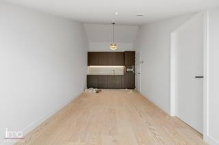 Deze hoogwaardig afgewerkte studio is uitstekend gelegen op de gegeerde Bondgenotenlaan in Leuven en biedt een ideale combinatie van centraal wonen en comfort. Winkels, restaurants, openbaar vervoer en belangrijke invalswegen bevinden zich op wandelafstand, wat deze ligging bijzonder aantrekkelijk maakt.<br /><br />U betreedt de studio in de lichtrijke leefruimte, waar de mooie parketvloeren en de open indeling zorgen voor een aangenaam en ruimtelijk gevoel. De ruimte is praktisch ingericht en biedt plaats voor zowel een zit- als eetgedeelte.<br /><br />De open keuken sluit naadloos aan op de leefruimte en is functioneel ingericht, wat zorgt voor een aangename en samenhangende leefomgeving.<br /><br />Verder beschikt de studio over een verzorgde badkamer en een praktische berging, ideaal voor extra opslagruimte.<br /><br />De doordachte indeling en de kwalitatieve afwerking zorgen ervoor dat elke vierkante meter optimaal benut wordt, wat deze studio bijzonder geschikt maakt voor eigen bewoning of als investering.<br /><br />Kortom, een instapklare en smaakvol afgewerkte studio met een slimme indeling, gelegen op een absolute toplocatie in Leuven.<br /><br />Wenst u deze studio zelf te ontdekken? Neem vandaag nog contact op voor een bezoek. <br /><br />Benieuwd naar de waarde van uw eigen eigendom? Wij helpen u graag met een vrijblijvende waardebepaling.