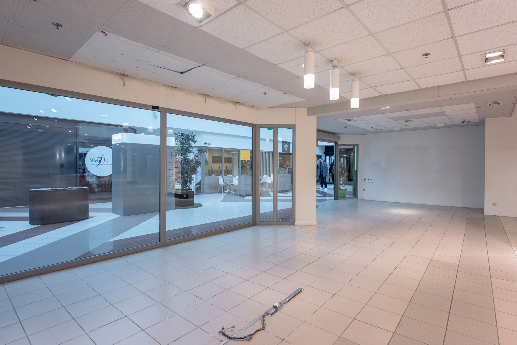 Commercieel gelijkvloers vlakbij de ingang in shoppingcenter de Promenade! - foto 4