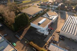 Deels verhard buitenterrein van ca. 1300m²

Terrein geschikt voor opslag en stockage van niet bodem verontreinigende goederen.

Badweelde blijft open.

Volledig omheind en onmiddellijk beschikbaar. 