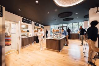 State of the art bedrijvenpark op een buitengewone locatie met prachtig uitzicht, waarbij u van een aantal diensten van de luchthaven kan profiteren. Elk gebouw beschikt over een terras van 200m² en een prachtige tuin. Het park voldoet aan de laatste milieu-eisen van 2011 EPB-regelgeving en beschikt over het BREEAM label.<br /><br />•    Oppervlakte: 1.243 m²