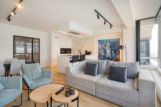 Dit luxueus & onberispelijk appartement (5°V) met 2 SLAAPKAMERS en zonnig TERRAS bevindt zich op een FANTASTISCHE LOCATIE (op 100m v/d zee én vlakbij winkels, openbaar vervoer, ...). Deze parel werd prachtig GERENOVEERD (2021) en uiterst KWALITATIEF afgewerkt met de meest DUURZAME materialen en oog voor detail. Deze parel omvat: inkomhal met gastentoilet, LICHTOVERGOTEN leefruimte met open luxekeuken (o.a. inductiekookplaat, combi-oven, oven, vaatwas, ijskast, composiet werkblad, Miele toestellen), 2 slaapkamers, moderne badkamer (voorzien van inloopdouche met rainshower en lavabomeubel), zuidoost gericht TERRAS (met berging) en berging/wasplaats. Extra's: CV op aardgas, dubbel glas in PVC, GOEDGEKEURDE elektriciteit, privatieve kelderberging. Luxueus wonen op een uitmuntende ligging!