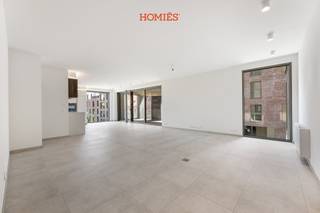 <p>In de recente residentiële site Burenberg, pal in het centrum van Leuven en op wandelafstand van de Brusselsestraat, bevindt zich dit stijlvolle nieuwbouwappartement, opgeleverd in 2026. Hier geniet u van hedendaags wooncomfort op een rustige locatie, midden in de stad. Via de inkomhal met gastentoilet en een ruime berging bereikt u de lichtrijke leefruimte met een ruime open keuken, volledig uitgerust met kwalitatieve inbouwtoestellen. Grote raampartijen geven uit op het ruime terras met zicht op de verzorgde binnentuin. Op het terras bevindt zich bovendien een praktische berging. De nachthal leidt vooraan naar twee volwaardige slaapkamers met ingebouwde kasten en een eerste badkamer met douche, lavabo en toilet. Achteraan bevindt zich de ruime master bedroom met ensuite badkamer, voorzien van een douche en lavabo, wat extra comfort en privacy biedt. Extra troeven zijn het uitstekende EPC-label A, de ondergrondse kelderberging, twee privatieve fietsstaanplaatsen en een autostaanplaats, allemaal inbegrepen in de huurprijs. Bent u op zoek naar een instapklaar en energiezuinig appartement op een absolute toplocatie in Leuven? Neem dan gerust contact met ons op voor meer informatie of een bezoek via info@homies.be. HOMIÉS, an Eye for Immo!</p>