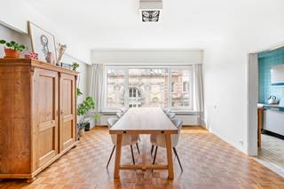 Quares by Trevi presenteert:<span><br />Indeling</span>: <br />Gelegen in de De Vrièrestraat in Antwerpen, in een bijzonder gegeerde en charmante buurt, bevindt zich dit lichtrijke en karaktervolle appartement met een bewoonbare oppervlakte van 106 m². Het appartement is gelegen op de vierde verdieping van een verzorgd gebouw uit 1972, met slechts één appartement per verdieping, wat zorgt voor extra privacy en rust. De aangename blok beschikt over een lift en biedt bovendien plaats voor fietsen.<br /><br />Bij het binnenkomen wordt u verwelkomd in een inkomhal met ruimte voor vestiaire, wat meteen bijdraagt aan het praktische comfort. De leefruimte geniet van veel natuurlijke lichtinval en biedt een mooi uitzicht op een historische gevel, wat het geheel extra charme geeft. De combinatie van blokjesparket en leuke tegelvloeren zorgt voor een warme en authentieke uitstraling.<br />Het appartement beschikt over twee ruime slaapkamers, beide gelegen aan de rustige achterzijde van het gebouw. Eén van de slaapkamers geeft toegang tot een gezellig terras van 6 m², waar u ’s ochtends kan genieten van het opkomende zonnetje, het geluid van een fonteintje en het gezang van vogels, met een open uitzicht op de tuinen van omliggende herenhuizen.<br />Verder is er een ruime dressing met ingemaakte kasten, wat zorgt voor extra comfort en opbergruimte. De charmante badkamer is uitgerust met een douche in bad, een dubbele lavabo en aansluiting voor een wasmachine. Daarnaast zijn er een aparte wc en een afzonderlijke bergruimte voorzien. Ook een privatieve kelderberging is inbegrepen.<br /><br />Het appartement scoort uitstekend op vlak van energie en veiligheid met een EPC A, een asbestveilig attest en een conforme elektriciteitsinstallatie. De maandelijkse kosten blijven bovendien beperkt tot slechts 75 euro, inclusief het privatieve waterverbruik. Elektriciteit en gas zijn voorzien van aparte meters.<br /><br />Extra troeven zijn onder meer de inbegrepen vliegenramen en de mogelijkheid tot het huren of aankopen van een garage staanplaats in de toekomst.<br /><br />De buurt zelf draagt sterk bij aan het wooncomfort: er is een actieve WhatsApp-groep voor de De Vrièrestraat en Coquilhatstraat waarin onder andere een nieuwjaarsdrink en lentepoets worden georganiseerd. Tijdens de kerstperiode wordt de straat sfeervol verlicht met kerstlichtjes, wat zorgt voor een warme en gezellige sfeer.<br /><br /><span>Omgeving</span>:<br />De ligging in de De Vrièrestraat vormt zonder twijfel een van de grootste troeven van dit appartement. Deze rustige straat bevindt zich in een bijzonder gegeerde buurt van Antwerpen, waar karaktervolle herenhuizen, groene binnentuinen en een aangename woonomgeving samenkomen. <br />De wijk staat bekend om haar sterke gemeenschapsgevoel. Daarnaast geniet u hier van een uitstekende bereikbaarheid, zowel met de wagen als met het openbaar vervoer, en bevinden scholen, parken en andere voorzieningen zich op korte afstand.
