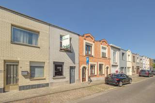 <p><strong>Ben je op zoek naar een instapklare woning in Deurne‑Noord? </strong>Deze woning past bij verschillende doelgroepen:</p><p>- Starters / jonge koppels die betaalbaar en zonder renovatiestress willen starten</p><p>- Singles / alleenstaanden die een energiezuinig, onderhoudsvriendelijk huis zoeken</p><p>- Mensen met huisdieren dankzij de afgesloten, gezellige tuin</p><p>- Investeerders die een EPC‑B woning willen met sterke verhuurmarkt. </p><p><br /></p><p><strong>De woning</strong> heeft een moderne keuken, EPC B, tuin, en een mogelijkheid tot 2e slaapkamer/bureau (zie bijgevoegd grondplan).</p><p><br /></p><p>👉 Interesse of vragen? Stuur gerust een berichtje.</p>