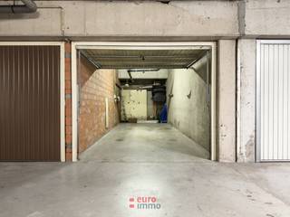 Op een uitstekende locatie in het centrum van Nieuwpoort-Bad bevindt zich deze uitzonderlijk ruime garage, ideaal voor wie op zoek is naar extra parkeerruimte of bijkomende opslagmogelijkheden aan de kust.<br /><br />Met afmetingen van 2,60 meter breed en 8,80 meter diep biedt deze garage aanzienlijk meer ruimte dan een standaard garagebox. Hierdoor is er niet alleen plaats voor een wagen, maar blijft er tevens ruimte over voor fietsen, strandmateriaal of andere persoonlijke spullen.<br />De garage beschikt over een minimumhoogte van 1,91 meter en geniet van een vlotte bereikbaarheid, op wandelafstand van de zeedijk, de winkelstraat en de promenade.<br /><br />Een zeldzame opportuniteit voor wie ruimte en een centrale ligging weet te appreciëren in Nieuwpoort-Bad.