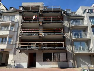 Op zoek naar een stijlvol en energiezuinig appartement vlak bij zee? Maak kennis met <strong>Residentie Spinnaker</strong>, een kleinschalig en modern nieuwbouwproject op slechts enkele stappen van het bruisende centrum en de zeedijk van <strong>De Panne</strong>.<br /><br />Dit<strong> gelijkvloers</strong> appartement biedt u het beste van beide werelden:
<ul>
	<li>een ruime en lichtrijke leefruimte met grote raampartijen die zorgen voor een overvloed aan natuurlijk daglicht</li>
	<li>een aangenaam terras met aansluitende tuin waar u in alle rust kan genieten</li>
	<li>een praktische tuinberging</li>
	<li>twee comfortabele slaapkamers</li>
	<li>kwalitatieve afwerking met ruime inspraakmogelijkheden naar stijl en materiaalkeuze</li>
</ul>
Het gebouw wordt opgetrokken in een <strong>strakke en duurzame gevelsteen</strong>, gecombineerd met terrassen in architectonisch beton en elegante glasbalustrades. Een<strong> tijdloze uitstraling</strong> die jarenlang modern oogt.<br /><br />Daarnaast wordt bijzondere aandacht besteed aan de nieuwste normen inzake <strong>energiezuinigheid, ventilatie en wooncomfort.</strong><br /><br /><strong>Troeven op een rij:</strong><br />✔ Ligging op wandelafstand van centrum en zeedijk<br />✔ Nieuwbouw met hoogwaardige afwerking<br />✔ Terras, tuin én tuinberging<br />✔ Energiezuinig en toekomstgericht wonen<br />✔ Kleinschalige residentie met moderne architectuur<br /><br />Aarzel niet en vraag vandaag nog meer informatie. Ontdek zelf de mogelijkheden om dit appartement volledig naar uw wensen af te werken!