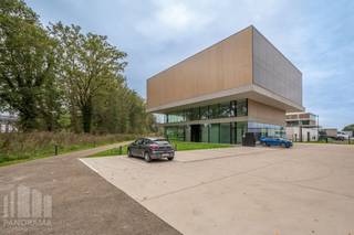 Op zoek naar een <strong>moderne en flexibel in te richten kantoorruimte op een strategische toplocatie?</strong><br />Deze kantoorruimte van ca.<strong> 881 m²</strong> is de combinatie van twee verdiepingen in toren F op de innovatieve <strong>O-Forty Campus</strong> in <strong>Oostkamp</strong>, vlak bij de op- en afrit 9 Oostkamp van de E40 en met een uitstekende zichtbaarheid langs de E40.<br /><br />De ruimte wordt aangeboden in <strong>casco+ </strong>staat en is reeds voorzien van <strong>tapijttegels, een klimaatplafond en vloerverwarming</strong>.<br />De verdere indeling en afwerking kan volledig worden afgestemd op de noden en huisstijl van uw onderneming.<br />Elke verdieping beschikt over sanitaire voorzieningen, centraal gelegen in de trappen- en liftkern.<br />Zo creëert u een kantooromgeving die perfect aansluit bij uw werking, medewerkers en klanten.<br /><br />Naast de kantoorruimte kunnen <strong>parkeerplaatsen</strong> worden voorzien, zowel boven- als ondergronds.<br /><br />Als gebruiker van O-Forty kan u bovendien genieten van een professionele werkomgeving met tal van faciliteiten. In toren B zijn onder meer gemeenschappelijke ontspannings- en refterruimtes, vergadermogelijkheden en seminarieruimtes beschikbaar. Op de campus vindt u daarnaast diverse voorzieningen zoals een event space, coworkingmogelijkheden, foodbar, fitness en padel.<br /><br />Een hedendaagse kantooromgeving met maximale vrijheid in inrichting, gecombineerd met een uitstekende bereikbaarheid en een breed aanbod aan faciliteiten.<br />Onmiddellijk beschikbaar. Tevens de mogelijkheid tot huren van andere oppervlaktes.<br /><br />Neem contact op met <strong>PANORAMA B2B</strong> voor bijkomende inlichtingen, plannen of een vrijblijvend plaatsbezoek via <strong>0479 70 70 73</strong>.