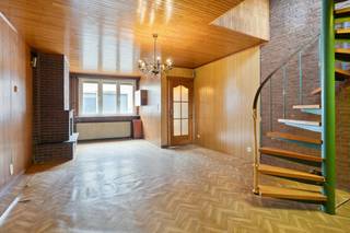 Indeling:Gelijkvloerse verdieping:- inkomhal- woonkamer (32m²)- gedeeltelijk uitgeruste gesloten keuken (17m²)- badkamer voorzien van een bad, toilet en lavabo (ca. 6,50m²)- verharde tuin met tuinhuis (25m²)Verdieping 1:- nachthal- slaapkamer 1 (16m²)- slaapkamer 2 (9,50m²)Bijzonderheden:- condensatieketel aanwezig van 2012- PVC hoogrendement beglazing van 2019- het platte dak werd reeds vernieuwd en geïsoleerd in 2021- conforme elektriciteit- volledig asbestveilig- mobiscore 8,8/10- gunstige ligging vlakbij openbaar vervoer, scholen, winkels..- volledig naar eigen smaak op te frissen, zonder tijdsdruk dankzij het ontbreken van een renovatieverplichtingBent u geïnteresseerd in dit op te frissen huis te koop in Hoboken? Aarzel dan niet om contact met ons op te nemen via janice.racaj@dewaele.com of op 03 206 76 73.Wenst u uw eigendom ook te koop of te huur te stellen? We helpen u graag verder.Steeds tot uw dienst om u verder te helpen met al uw vragen over vastgoed!