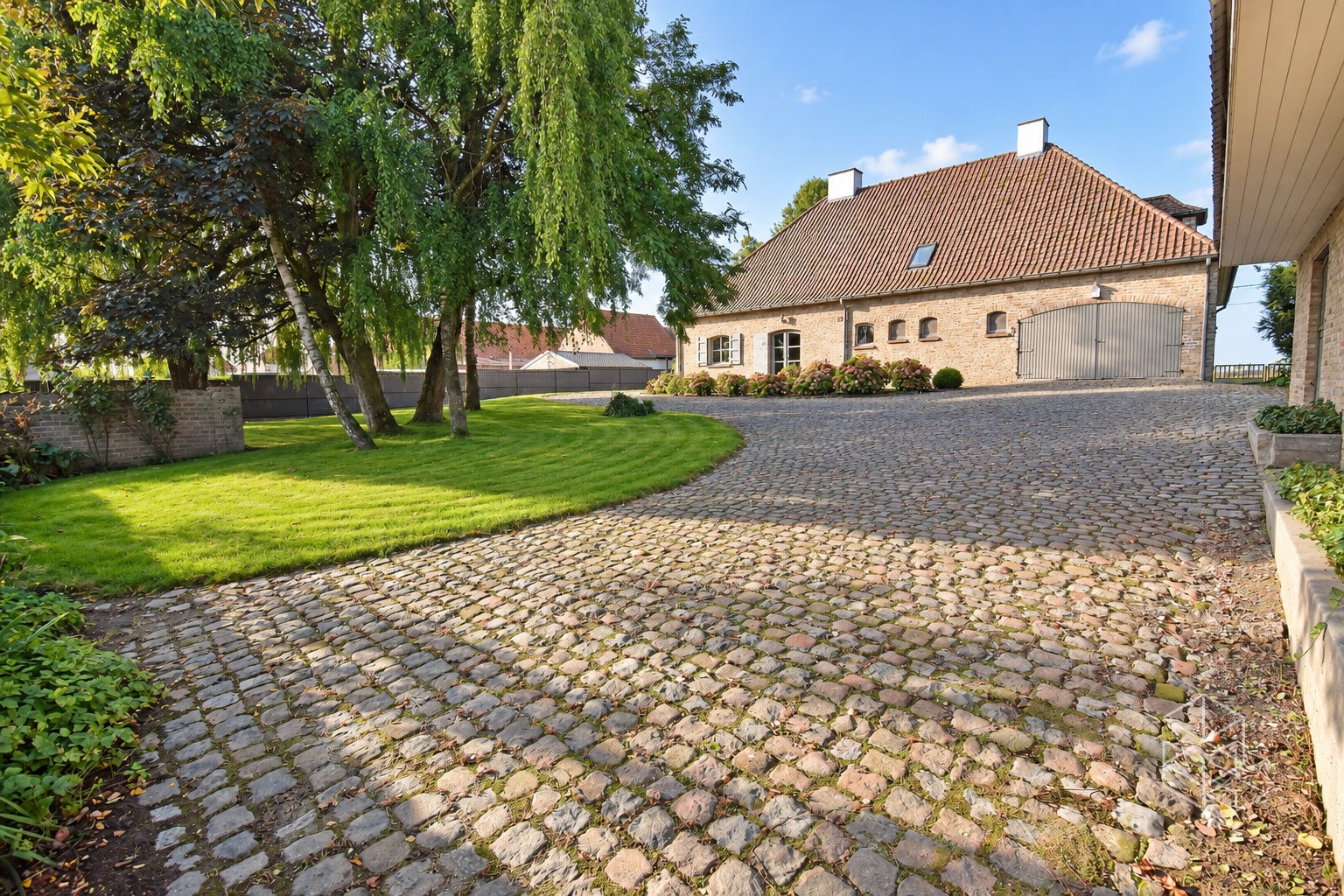 Klassevolle villa met bijgebouw op unieke ligging aan het kanaal Gent-Brugge - foto 4