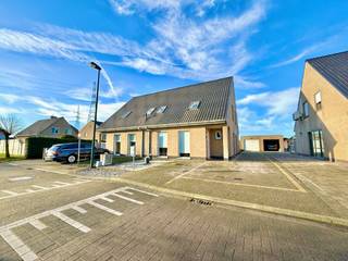 Op zoek naar een instapklare woning met ruimte, comfort en een rustige ligging? Deze charmante halfopen bebouwing bevindt zich in een zeer...