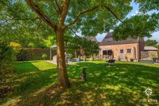 Welkom in deze prachtige villa in Tremelo, een warme en comfortabele thuis waar ruimte, licht en gezelligheid mooi samenkomen. De woning werd gebouwd in 2009 en beschikt over een bewoonbare oppervlakte van 219 m² op een mooi perceel van 645 m². Dankzij de aangename indeling voelt elke ruimte ruim en licht aan en is er volop plaats om samen te genieten én tot rust te komen.<br /><br />De villa beschikt over drie ruime slaapkamers en een comfortabele, volledig uitgeruste badkamer met ligbad, inloopdouche, toilet en dubbele wastafel. Alles is aanwezig om het dagelijkse leven met het hele gezin aangenaam en comfortabel te maken. Naast de keuken bevindt zich een handige praktische berging, ideaal als extra opbergruimte. Daarnaast beschikt de woning over een ruime inpandige garage. De woning is bovendien uitstekend onderhouden en voorzien van zonnepanelen met een vermogen van 4.640 Wp, een mooie meerwaarde met het oog op energiezuinig en comfortabel wonen.<br /><br />Een absolute troef is de prachtige, zuid gerichte tuin. Hier geniet je volop van het buitenleven en krijg je meteen dat heerlijke vakantiegevoel. Het sfeervolle loungegedeelte vormt een echte verlenging van de leefruimte en wordt overdekt door een mooie pergola die langs drie zijden afsluitbaar is. Zo creëer je een gezellige plek om te ontspannen, gezellig samen te zijn of te genieten van lange zomeravonden in alle rust en privacy.<br /><br />Ook de ligging is een sterke troef. Je woont in een rustige en aangename omgeving in Tremelo, terwijl lokale voorzieningen en belangrijke uitvalswegen vlot bereikbaar zijn. Deze villa is dan ook een heerlijke combinatie van ruimte, comfort, privacy en een ontspannen levensstijl.<br /><br />Een woning waar je je meteen thuis voelt en waar binnen én buiten alle ingrediënten aanwezig zijn om er volop van te genieten.