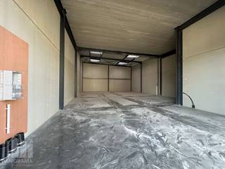 Nieuwbouw <strong>KMO-unit van 249 m²</strong> met <strong>130 m² kantoorruimte</strong> te koop en 4 privatieve parkeerplaatsen.<br />De loods maakt deel uit van <strong>“Apollo”</strong>, een gloednieuw KMO-project bestaande uit diverse multifunctionele units vanaf 175 m² tot 2.500 m² , waaronder enkele met kantoorverdieping. Deze ontwikkeling ligt op <strong>minder dan 2 km</strong> van het op- en afrittencomplex van de <strong>E17 te Waregem</strong> – een absolute <strong>toplocatie</strong> voor ondernemers die belang hechten aan bereikbaarheid in een bedrijvige regio.<br /><br />De<strong> casco magazijnruimtes </strong>(brandklasse C) zijn opgebouwd uit een duurzame staalstructuur met geïsoleerde sandwichpanelen met afwerkingspaneel. Ze beschikken over een <strong>vrije hoogte van 6 meter</strong>, wat zorgt voor een optimaal gebruik van de ruimte. Elke unit is standaard uitgerust met een <strong>automatische sectionale poort</strong> (4 m B x 4,2 m H) met aparte toegangsdeur en bovenlicht, een lichtstraat met geïntegreerde RWA-koepel en een slijtvaste <strong>polybetonvloer </strong>(1T/m²). Tevens beschikt elke unit over een individuele regenwaterput van 15.000L.<br /><br />De <strong>casco kantoorruimte</strong> is gelegen op de <strong>1ste verdieping</strong> en is voorzien van een gemeenschappelijke<strong> trappenhal met lift</strong>. De grote raampartijen zorgen voor veel <strong>natuurlijk lichtinval</strong> en zorgen voor een aangenaam werkklimaat.<br /><br />Per unit zijn <strong>minstens twee privatieve parkeerplaatsen voorzien</strong> (niet inbegrepen in de verkoopprijs). De loodsen zijn ideaal voor uiteenlopende doeleinden zoals atelier, opslag en distributie in combinatie met kantoor/showroom.<br /><br />De middelenverbintenis met betrekking tot de oplevering van blok 1 is gepland voor het <strong>vierde kwartaal van 2026</strong>. Grijp nu je kans en investeer in een toekomstgerichte werkomgeving op een toplocatie!<br /><br /><span><span>Contacteer <strong>PANORAMA B2B</strong> voor bijkomende (technische) inlichtingen, plannen of een vrijblijvend <strong>plaatsbezoek 056 222 256.</strong></span></span>