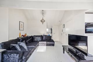Charmant  gemeubeld appartement in een Art-nouveau-burgerhuis!<br /><br />Het appartement bevindt zich op de bovenste verdieping van het gebouw (zonder lift) en verkeert in goede staat. De authentieke parketvloer geeft de leef- en slaapruimte veel karakter. De keuken werd enkele jaren geleden vernieuwd en is uitgerust met kwalitatieve toestellen, waaronder een vaatwasser. Ook de badkamer is netjes en goed onderhouden.<br /><br />De maandeijkse kosten bedrag 82,95 euro (water inbegrepen), de kosten voor elektriciteit, verwarming en internet zijn afzonderlijk af te sluiten.<br /><br />Bijzonderheden:<br />+ Nieuwe CV installatie geplaatst 29/01/2025<br />+ Elektriciteit conform<br />+ Asbestveilig<br /><br />Voor meer info of een bezoek ter plaatse, kan u contact opnemen met Lise op 0473/51.14.36 of mail naar Lise@hintjens.eu