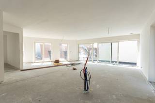 Residentie Ace is gelegen in het bruisende centrum van Wenduine, op een steenworp afstand van winkels, openbaar vervoer, tennis & minigolf en slechts 400 meter van het strand van Wenduine. Het project omvat 6 royale appartementen met een bewoonbare oppervlakte van 107 – 137 m2 en met prachtige terrassen. Hier heb je de keuze uit 2 - en 3 slaapkamerappartementen. Momenteel kan je hier nog genieten van het tijdelijk verlaagde BTW-tarief van 6%!
Uniek aan het project is niet alleen de doordachte architectuur, maar ook de nadruk op kwaliteit en duurzaamheid. Het streven naar alle nodige comfort gaat hand in hand met hoogwaardige afwerkingen en grote raampartijen die zorgen voor een lichtrijk gevoel, het hele jaar door. Deze energiezuinige bouw is niet alleen ecologisch verantwoord, maar ook duurzaam, met E-peilen lager dan E40. Zo opteert men bijvoorbeeld voor vloerverwarming gekoppeld aan geothermie, waardoor je geniet van een aangenaam en efficiënt woonklimaat. Tevens is er de mogelijkheid tot aanschaffen van een individuele berging en/of autostaanplaats.
Wens je meer informatie over Ace in het centrum van Wenduine? Contacteer ons via 050 70 81 74 of hello@keyimmo.be.