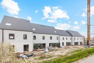 <p><span>In de Vennestraat te Wetteren verrijst een exclusief nieuwbouwproject van 14 zeer moderne eengezinswoningen, ontworpen met oog voor hedendaagse architectuur, comfort en duurzaamheid. </span></p><p><span>Goede verbindingen met de E40, E17 en R4, brengen u snel naar Gent of Brussel. Daarnaast bevinden winkels, scholen, openbaar vervoer, wandel- en fietsroutes zich allemaal op een steenworp.</span></p><p><span> </span></p><p><span>Het project bestaat uit twee residentiële blokken van telkens 7 woningen, met een mooie variatie aan woningtypes. Elke woning beschikt over grote leefruimtes met aansluitend zeer moderne keukens, 3 slaapkamers en een privétuin met terras, aangevuld met praktische tuinbergingen.</span></p><p><span> </span></p><p><span>De site werd slim ingericht met ruime gemeenschappelijke groenzones, wat zorgt voor een open en luchtig woongevoel. Autoluwe paden, een gemeenschappelijk wandelpad en 20 parkeerplaatsen (met voorbereiding voor elektrisch laden) dragen bij aan het comfort en de leefkwaliteit van de bewoners. Daarnaast zijn er ook fietsenstallingen voorzien.</span></p><p><span> </span></p><p><span>Duurzaamheid staat centraal, elke woning biedt een uitstekende energieprestatie (A+ = E0) dankij vloerverwarming via warmtepomp, zonnepanelen en een ventilatiesysteem D.</span></p><p><span> </span></p><p><span>Dit project is ideaal voor wie op zoek is naar modern wooncomfort in een groene, rustige omgeving, zonder in te boeten aan bereikbaarheid en functionaliteit. </span></p><p><span>De oplevering is al voorzien voor najaar 2026. </span></p><p><span> </span></p><p><span>Voor meer informatie contacteer Quinten van Immo Zone op 0485/02.48.04 of per mail quinten@immo-zone.be</span></p><p><span> </span></p>