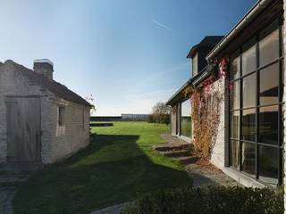 Karaktervolle gerenoveerde hoeve met zwembad en wijngaard op 4.700 m² te VursteDeze voormalige hoeve, gelegen te Vurste, werd in 2009 kwalitatief...