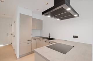Prachtig volledig gerenoveerd duplex appartement op de derde verdieping, gelegen op topligging op wandelafstand van Station Oostende, zee/strand en diverse winkels. <br /><br />Indeling:<br /><br />Inkom, woonkamer met open ingerichte keuken, afzonderlijk toilet, berging met wasplaats, badkamer met inloopdouche en wastafel, 2 slaapkamers, balkon achteraan. <br /><br />- Elektriciteit conform<br />- Verwarming met warmtepomp<br />- 5 zonnepanelen per appartement<br />- Airco <br />- Gunstig EPC (A-label).
