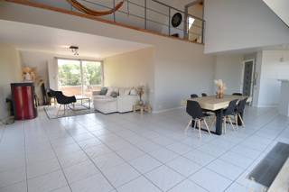 Dit appartement geniet héél wat lichtinval, enorme ruimte, rustige ligging en vlakbij het centrum van Rollegem.Het appartement bevindt zich op de...