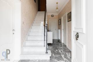 Breng een bezoek aan deze instapklare woning, gelegen in een rustig, doodlopend straatje. De woning bestaat uit een inkomhall met gastentoilet en berging, een ruime leefruimte en ingerichte keuken met aangrenzende recente veranda. Op het verdiep vinden we 3 slaapkamers en een badkamer alsook een zolderberging. De gehele woning staat op een hoge en droge kelder met inpandige garage. De woning kreeg in 2023 een compleet nieuw dak en hoogrendementsbeglazing met rolluiken. In 2020 werd de woning voorzien van airco's en zonnepanelen. Naast de woning is er een oprit en tuintje. Topper! Voor meer inlichtingen of een bezoek, contacteer Veronique 0483/676579