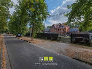 <strong>HALFVRIJSTAANDE WONING OP EEN PERCEEL VAN 5A70CA TE GENK. </strong><br /><br /><strong>TROEVEN</strong><br />- Karaktervolle woning met bijzonder veel potentieel, gelegen in de historische omgeving van Waterschei en geschikt voor wie op zoek is naar een renovatieproject met mogelijkheden.<br />- Interessant renovatiepand voor handige kopers, verbouwers of investeerders die de woning volledig naar eigen smaak en behoeften willen moderniseren.<br />- Ruim woonvolume verdeeld over meerdere niveaus, met een woonkamer, keuken, badkamer, meerdere slaapkamers en bijkomende zolderruimtes. De aanwezige ruimtes bieden bovendien mogelijkheden om de indeling naar eigen wensen te optimaliseren.<br />- Aangebouwd gedeelte met extra leefruimte, bestaande uit een woonkamer, slaapgedeelte, badkamer, toilet en bergkast met boiler. Een interessante meerwaarde voor wie nood heeft aan extra woon-, hobby- of werkruimte.<br />- Veel extra bergruimte, dankzij de kelder, verschillende zolderruimtes en het ruime tuinhuis van maar liefst 20 m².<br />- Aangename buitenmogelijkheden met een overdekt terras en buitenruimte, waardoor ook het potentieel van de tuin optimaal kan worden benut.<br /><br /><strong>KELDERVERDIEPING</strong><br />Kelderruimte (2,96m x 4,23m = 12,52 m²).<br /><br /><strong>GELIJKVLOERS</strong><br />- Woonkamer (3,28m x 4,29m) + (3,01m x 4,29m) +(1,15m x 1,49m) = 28,70 m²): laminaat, pelletkachel, houtkachel, digitale meter, zekeringenkast.<br />- Keuken (3,48m x 2,49m = 8,67 m²): tegelvloer, pompten, gasvuur.<br />- Badkamer (2,84m x 2,39m = 6,79 m²): toilet, enkele lavabo verwarming elektrisch, bad.<br /><br /><strong>VERDIEPING +01</strong><br />- Overloop / trap (0,87m x 1,08m)+ (0,87m x 3,29m)= 3,80 m².<br />- Zolderruimte (6,66m x 2,28m = 15,18 m² ): toegankelijk via deur.<br />- Slaapkamer 1 (4,29m x 3,28m = 14,07 m²): laminaat.<br />- Slaapkamer 2 (3,18m x 4,29m = 13,64 m²): laminaat.<br /><br /><strong>VERDIEPING +02 (vaste trap)<br /></strong>- Overloop ( 4,39m x 1,90m m = 8,34 m² ): houten vloer.<br />- Zolderruimte / slaapkamer (3,09x 4,34m = 13,41 m²): houten vloer, muur bekleed met hout.<br />- Zolderruimte ( 2,34m x 4,11m = 9,62 m²): houten vloer.<br /><br /><strong>EXTERIEUR</strong><br />- Overdekt terras (6,76m x 2,74m = 18,52 m²): tegelvloer.<br />- Tuinhuis (5,00m x 4,00m = 20,00m²).<br /><br /><strong>AANBOUW</strong><br />- Woonkamer (5,00m x 4,40m = 22,00 m²): vloertegel.<br />- Slaapgedeelte (1,79m x 1,90m = 3,40 m²): vloertegel.<br />- Bergkast (1,17m x 1,26m= 1,47 m²): boiler.<br />- Badkamer (1,70m x 1,62m = 2,75 m²): douche, enkele lavabo vloertegel.<br />- Toilet (1,44m x 1,40m = 2,02 m²): vloertegel.<br /><br /><strong>EXTRA INFORMATIE</strong><br />Dit pand kan onderhevig zijn aan de renovatieverplichting die door de Vlaamse overheid wordt opgelegd voor residentiële gebouwen. Alle informatie kunt u terugvinden via https://www.vlaanderen.be/een-woning-kopen/renovatieverplichting-voor-residentiele-gebouwen-vanaf-2023. Erfgoedeigendom met een beschermd statuut, waar karakter, geschiedenis en charme samenkomen. Naast de unieke architecturale en historische waarde kan het beschermingsstatuut een uitzondering op de Vlaamse renovatieverplichting met zich meebrengen, wat een belangrijk voordeel kan betekenen voor de koper.<br /><br />Bekijkt u deze advertentie via een aanverwante vastgoedsite, surf dan zeker naar onze website www.N78vastgoed.be voor een uitgebreide beschrijving en foto's. Meer info: +32 (0)89 86 18 88 of info@N78vastgoed.be.