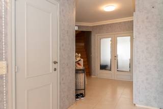 <p>Ruimte, comfort én een topligging in Aalter? Deze woning heeft het allemaal.</p>
<p></p>
<p>Deze ruime open bebouwing op een mooi hoekperceel bevindt zich op een bijzonder gunstige locatie, op wandelafstand van het centrum van Aalter.</p>
<p></p>
<p>Een woning met verrassend veel leefruimte én een indeling die perfect aansluit bij zowel gezinnen als wie graag extra ruimte heeft voor een bureau, hobbykamer of logeerkamer.</p>
<p></p>
<p>De absolute troef: 5 slaapkamers en 2 badkamers</p>
<p></p>
<p>De woning beschikt over maar liefst 5 slaapkamers en 2 badkamers, waarvan 2 slaapkamers en 1 badkamer zich op het gelijkvloers bevinden. Ideaal voor gezinnen, wie comfortabel gelijkvloers wil kunnen wonen of gewoon nood heeft aan veel ruimte.</p>
<p></p>
<p>De ruime leefruimte vormt het hart van de woning en geniet dankzij de parketvloer en gashaard van een warme en gezellige uitstraling. De volledig vernieuwde keuken sluit hier mooi bij aan en biedt alles wat je nodig hebt voor het dagelijkse gezinsleven.</p>
<p></p>
<p>Ook buiten is er ruimte in overvloed. De woning wordt omringd door een aangename tuin en beschikt over een zuidgericht terras, ideaal om volop van de zon te genieten.</p>
<p></p>
<p>Achteraan het perceel bevindt zich een ruime garage, met aansluitend een praktische tuinberging. Extra bergruimte is hier dus zeker geen probleem.</p>
<p></p>
<p>Comfort & renovaties</p>
<p>De woning werd de afgelopen jaren stelselmatig gerenoveerd, waardoor heel wat comfort en modern woonplezier werd toegevoegd. Bovendien is de woning volledig voorzien van rolluiken.</p>
<p></p>
<p>Kortom:</p>
<p>Een ruime en veelzijdige gezinswoning met een uitzonderlijk aantal slaapkamers en twee badkamers, een vernieuwde keuken, gezellige leefruimte, garage én tuin rondom. En dat allemaal op wandelafstand van het centrum van Aalter.</p>
<p></p>
<p>Een woning met mogelijkheden, ruimte en een ligging die moeilijk te evenaren is! Woning beschikbaar bij akte.</p>
<p></p>
<p>Interesse? Neem vandaag nog contact op met ons kantoor!</p>