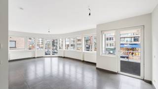 Situé dans la Lippenslaan, à distance de marche de la mer et de la plage, nous vous proposons à la vente cet appartement d’angle bénéficiant d’une...