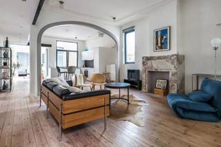 <span><span>Dit uiterst smaakvol <strong>gemeubeld</strong> appartement is een '<strong>hidden gem</strong>' gelegen in het hart van Antwerpen in een levendige voetgangerszone, omringd door eeuwenoude architectuur en bruisende energie. Gelegen op de 3de verdieping biedt dit appartement tijdloze charme gecombineerd met modern comfort. Ideaal voor gezinnen of professionals die op zoek zijn naar een tijdelijke of langdurige woonoplossing.<br /><br /><strong>Indeling:</strong><br />Bij binnenkomst in het appartement word je verwelkomd door de lichte en r</span></span>uime woonkamer welke stijlvol werd ingericht. Aansluitend vinden we de volledig uitgeruste keuken met voorzien van alle apparatuur voor je culinaire avonden, een gezellige eettoog, en een aparte 'diningroom'. Verder is er een aparte zitruimte met het aanpalende knusse terras om tot rust te komen en adembenemend zicht op de Kathedraal. De 2 comfortabele slaapkamers zijn voorzien met 2-persoonsbedden en kasten. De moderne badkamer is voorzien van een ligbad en lavabo. Apart gastentoilet. <br /><br /><strong>Bijzonderheden:</strong>
<ul>
	<li>Hoogwaardige afwerking en stijlvol interieur.</li>
	<li>Beschikbaar vanaf: 1/1</li>
	<li>Bed- en badlinnen, tv, huisraad, combi was-/droogmachine... alles is voorzien!</li>
	<li>Mogelijkheid huren op vennootschap.</li>
	<li>Nabijgelegen autostaanplaats te bespreken.</li>
	<li>Geen lift in het gebouw.</li>
	<li>Alg. kosten € 75,-/mnd.</li>
</ul>