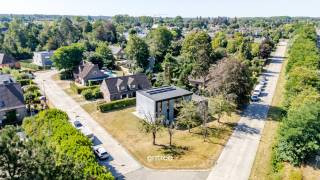 Deze stijlvolle, modernistische villa uit 2021 combineert hedendaagse architectuur met een uitzonderlijk gevoel van ruimte, licht en wooncomfort. De hoogwaardige materiaalkeuze, hoge plafonds en doordachte indeling geven de woning een tijdloze en verfijnde uitstraling.<br />De woning is centraal gelegen aan de Zestiengemeten in Drongen, op wandelafstand van het centrum van Drongen en op fietsafstand van Gent. Dankzij de vlotte verbinding met het openbaar vervoer en de nabijheid van belangrijke invalswegen geniet u hier van een uitstekende bereikbaarheid, zonder in te boeten aan wooncomfort. Via de lichtrijke inkomhal met vestiaire en gastentoilet betreedt u de woning. De royale leefruimte vormt het hart van de villa en bestaat uit een gezellige zithoek met sfeerhaard en een ruime eetplaats. Grote raampartijen zorgen voor een overvloed aan natuurlijk licht en versterken het contact met de tuin.<br />Aansluitend bevindt zich de volledig geïnstalleerde open keuken, uitgevoerd met hoogwaardige materialen en ontworpen met oog voor zowel esthetiek als functionaliteit. Een praktische was- en bergruimte biedt bijkomend comfort.<br />Een bijzondere troef is de aanwezigheid van een volwaardige slaapkamer op het gelijkvloers, voorzien van een eigen dressing en badkamer. Hierdoor is de woning ook bijzonder geschikt voor wie gelijkvloers wil wonen.<br />Op de eerste verdieping bevinden zich drie ruime slaapkamers met ingebouwde kasten, een tweede badkamer met lavabo en douche, een aparte bureauruimte en bijkomende bergruimte.<br />De tuin vormt een aangename verlenging van de leefruimtes en is voorzien van een ruim terras voor aangename buitenmomenten. Op eigen terrein is bovendien privatieve parkeergelegenheid voorzien.<br />Bijkomende troeven zijn de energiezuinigheid (EPC A) met volledige isolatie en centrale verwarming met vloerverwarming. <br />Een instapklare architecturale woning waar licht, ruimte, energiezuinigheid en hoogwaardige afwerking samenkomen op een bijzonder aangename locatie in Drongen.<br />Bel voor info, plannen of bezoek: Ulrik Willems 0495 93 38 35.