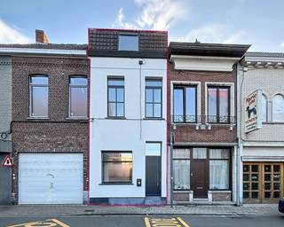 Energiezuinige woning die tot in de puntjes werd afgewerkt bestaande uit een gezellige leefruimte met eet-en zithoek, volledig uitgeruste open...