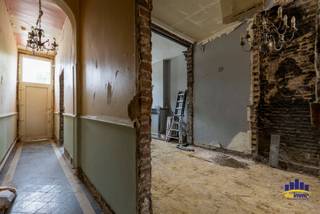 Op een uitstekende locatie vlakbij het Stadhuis van Izegem en het station bevindt zich deze stijlvolle herenwoning die momenteel een totaalrenovatie ondergaat met oog voor kwaliteit, comfort en energiezuinigheid. Dankzij de centrale ligging bevinden het centrum, scholen en dagelijkse voorzieningen zich op wandelafstand, terwijl winkels vlot bereikbaar zijn op slechts enkele minuten rijden.<br /><br />Bij het binnenkomen wordt u meteen verwelkomd door de hoge inkomhal die de woning een elegante en karaktervolle uitstraling geeft. De woning beschikt vandaag over drie ruime slaapkamers, met de mogelijkheid om eenvoudig een vierde slaapkamer te creëren, ideaal voor grotere gezinnen of wie extra ruimte wenst voor een bureau of hobbykamer.<br /><br />Tijdens de renovatie werden alle belangrijke technieken volledig vernieuwd. Zo zijn de elektriciteit, sanitaire leidingen, afvoerleidingen en verwarmingsinstallatie reeds vernieuwd en werd een nieuw verwarmingstoestel geplaatst. Ook de badkamer en keuken worden volledig nieuw voorzien. Daarnaast werden reeds hoogwaardige ramen en een nieuwe voordeur geplaatst, met uitzondering van de schuifdeur naar de tuin die nog voorzien wordt. De volledige woning zal bovendien volledig geïsoleerd zijn, wat zorgt voor een aangenaam wooncomfort en een energiezuinige woonst.<br /><br />Verder beschikt de woning over twee toiletten en werd reeds de nodige voorbereiding voorzien voor een mogelijk derde toilet, aangezien de leidingen en afvoer hiervoor reeds aanwezig zijn.<br /><br />De afwerking van de woning is voorzien tegen december – januari. Aangezien de renovatiewerken momenteel nog in uitvoering zijn, kunnen bepaalde afwerkingskeuzes en mogelijkheden nog besproken worden met kandidaat-kopers. Dit biedt een unieke kans om bepaalde elementen mee af te stemmen naar eigen smaak en wensen. Ontwerpfoto's werden toegevoegd. <br /><br />Deze uitzonderlijke herenwoning vormt de perfecte combinatie van authentieke charme en hedendaags wooncomfort, ideaal voor wie op zoek is naar een ruime, kwalitatief afgewerkte woning op een centrale ligging in Izegem.<br /><br />Maatregelenregister: Blanco (geen maatregelen in het Vlaams Handhavingsplatform <br />EPC zal vernieuwd worden na de werken. <br /><br />Voor meer info en/of bezoek bel mij vandaag nog op 0472/50.08.58 - Mohamed