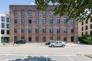 <p><span>GENT | Ruim gelijkvloers kantoor te koop op een toplocatie in het historisch centrum</span></p><p><span> </span></p><p><span>Bent u op zoek naar een instapklare kantoorruimte met uitstekende parkeermogelijkheden in centrum van Gent? Dan is deze kantoorruimte in residentie </span><span>Lievehof </span><span>zeker een bezoek waard.</span></p><p><span>Gelegen in het karaktervolle, gerenoveerde Manchestergebouw bevindt dit gelijkvloerse kantoor zich op een strategische locatie tussen het historische stadscentrum, het Prinsenhof en de dynamische Rabotwijk. De ruimte is momenteel ingericht als bankkantoor en biedt tal van mogelijkheden voor diverse professionele activiteiten. </span></p><p><span> </span></p><p><span>Troeven: </span></p><ul><li><span>Topligging tussen het historische Prinsenhof nabij het nieuwe gerechtsgebouw</span></li><li><span>Gelijkvloerse kantoorruimte van </span><span>565m²</span><span>, ingericht als bankkantoor</span></li><li><span>5 private bezoekersparkeerplaatsen</span><span> gelegen voor het kantoor</span></li><li><span>7 ondergrondse parkeerplaatsen</span></li><li><span>private ondergrondse fietsstaanplaatsen</span><span>  </span></li><li><span>10 extra fietsstaanplaatsen</span><span> voor het gebouw</span></li><li><span>Karaktervol industrieel pand met een unieke uitstraling</span></li></ul><p><span> </span></p><p><span>Richtprijs: 1.695.000 EUR</span></p><p><span>EPC: Niet-residentiële eenheid - Label X - UC: 20260131-0030596650-NR-2</span></p><p><span> </span></p><p><span>Interesse of graag een bezoek ter plaatse? Contacteer Axel via 09 245 24 24 of <span>axel@axellenaerts.be</span></span><span> <br /><br /></span></p>