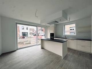 Deze open nieuwbouwwoning is gelegen in het gehucht Temse-Velle. U beschikt over een gezellige tuin, hoogwaardige afwerking en drie...