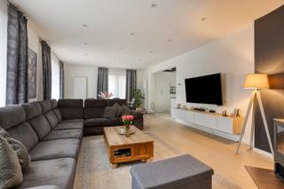 <p>Welkom<span> </span>in deze moderne halfopen bebouwing op de Lindelsebaan 85, waar ruimte, comfort en een doordachte totaalrenovatie samenkomen.</p>
<p></p>
<p>Sinds 2016 werd de woning grondig vernieuwd met aandacht voor kwaliteit, duurzaamheid en hedendaags wooncomfort. Het resultaat is een instapklare gezinswoning waar je enkel nog je koffers hoeft uit te pakken.</p>
<p></p>
<p>Via de ruime inkomhal kom je in de lichtrijke leefruimte waar zithoek, eetplaats en keuken naadloos in elkaar overvloeien. De volledig uitgeruste keuken met kwalitatieve materialen vormt het warme hart van de woning.</p>
<p></p>
<p>Met maar liefst vijf volwaardige slaapkamers biedt deze woning tal van mogelijkheden: groot gezin, thuiswerk of hobbyruimte. De twee badkamers en het aparte gastentoilet zorgen voor het nodige comfort en vlotte ochtenden.</p>
<p></p>
<p>De woning beschikt bovendien over een ruime kelder, ideaal als extra opslagruimte.</p>
<p></p>
<p>De tuin is netjes aangelegd met terras, tuinhuisje met overkapping, een zwemvijver met zuiveringspomp en gazon met beregeningsinstallatie (op grondwater). Achteraan grenst het perceel aan een buurtpleintje.</p>
<p></p>
<p>Vooraan beschikt de woning over ruime parkeergelegenheid voor minstens drie wagens, met daarnaast een oprit die doorloopt naar de achterzijde van de woning.</p>
<p></p>
<p>Kom deze woning zelf ontdekken!</p>
<p></p>
<p>Alle bijhorende documenten kan u downloaden onderaan de omschrijving van het pand op onze website <span>www.jamar.immo</span>.</p>