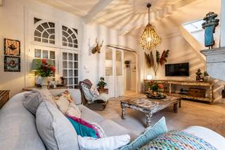 <p><span><strong>Majestueus wonen in een prachtig historisch herenhuis van 1875. Dit herenhuis telt maar liefst 5 slaapkamers, een prachtige tuin, parking en tal van mogelijkheden in het hartje van Kasterlee. </strong><br /><em><strong>GEEN RENOVATIEVERPLICHTING<br /><br /></strong></em>In het bruisende centrum van Kasterlee bevindt zich dit prachtige, karaktervolle herenhuis waar authentieke elegantie en ruimtegevoel centraal staan. De statige gevel, hoge plafonds, originele parketvloeren, verfijnde moulures, sierlijke rozetten en charmante glas-in-loodramen geven de woning een unieke uitstraling en tijdloze grandeur.<br /><br /></span><span>Dankzij de uitstekende ligging bevinden winkels, horeca, scholen en andere voorzieningen zich op wandelafstand. Een absolute troef is de ruime tuin met terras, waar u in alle rust kunt genieten van het buitenleven. Bovendien beschikt het eigendom over voldoende private parkeermogelijkheden achter de woning, bereikbaar via de Markt. Een uitzonderlijke combinatie van riant wonen, buitenruimte en comfortabel parkeren in het centrum.</span></p>
<p><span>De uitzonderlijke ruimtes kunnen moeiteloos privé, professioneel, cultureel of commercieel worden ingevuld. De aparte diensttrap en mogelijkheid tot een discrete achteringang bieden flexibiliteit in gebruik. Ideaal voor cohousing, een stijlvolle woon-werkcombinatie of kantoren. Het pand leent zich bovendien ook perfect voor commerciële toepassingen zoals een winkel of restaurant. Achteraan beschikt de woning nog over parkeerplaatsen voor maximaal comfort en gemak.</span></p>
<p><strong><span>Gelijkvloers</span></strong><br />De statige inkomhal leidt naar verschillende sfeervolle leefruimtes, waaronder een elegante eetkamer, een gezellige zitruimte met gashaard en een ruime keuken met Godin-gasfornuis. Authentieke elementen en royale volumes geven elke ruimte een eigen uitstraling. Vanuit de keuken bereikt u rechtstreeks de tuin. Verder is er toegang tot de kelder en een tweede trap naar de verdieping.</p>
<p><strong><span>Eerste verdieping</span></strong><br />Ook boven zet het ruimtegevoel zich voort. De masterbedroom beschikt over airconditioning, een dressing en een ensuite badkamer. Daarnaast zijn er twee ruime polyvalente kamers die zich lenen tot extra slaapkamers, een bureau of hobbyruimte. Een aparte kamer met toilet en wastafel biedt de mogelijkheid om een bijkomende badkamer te creëren. De vaste trap leidt naar de ruime zolderkamer, die het potentieel van dit historische pand verder uitbreidt.</p>
<p><strong><span>Tuin, parking en bijgebouw</span></strong><br />Achteraan vormt de ruime tuin met terras een groene oase van rust, een aangenaam contrast met de levendigheid van het centrum. Twee private parkeerplaatsen, bereikbaar via de Markt, zorgen voor extra comfort. Het ruime bijgebouw/magazijn met overdekt terras biedt tal van mogelijkheden, zowel privé als professioneel.<br /><br /><strong><span>Bijzonderheden</span></strong></p>
<ul>
<li><span>Historisch herenhuis uit 1875 met uitzonderlijk veel karakter</span></li>
<li><span>Authentieke parketvloeren, glas-in-loodramen, moulures en rozetten</span></li>
<li><span>Ruime tuin met terras</span></li>
<li><span>Twee private parkeerplaatsen</span></li>
<li><span>Bijgebouw/magazijn met overdekt terras</span></li>
<li><span>Veelzijdige mogelijkheden voor wonen, werken of commerciële invulling</span></li>
<li><span>Volledig onderkelderd</span></li>
<li><span>Verwarming op mazout via radiatoren</span></li>
<li><span>EPC: 575 kWh/(m² jaar)</span></li>
<li><strong><span>GEEN RENOVATIEVERPLICHTING </span></strong>gezien bouwkundig erfgoed</li>
</ul>
<p>Ontdek de unieke sfeer en het potentieel van dit bijzondere herenhuis via onze virtual tour: https://tour.giraffe360.com/9382448a8b8d45bc8def99252a3bdcf5<span></span></p>
