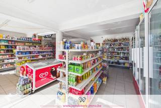 Dit ruime pand aan de Kantonsweg in Dilsen-Stokkem combineert een handelsruimte met twee woongelegenheden en heel wat bijkomende garage- en bergruimte.<br /><br />Op het gelijkvloers bevindt zich vooraan een handelsruimte van ongeveer 87 m². Aansluitend is er een eerste woongelegenheid met woonkamer, keuken, slaapkamer en badkamer. Achteraan zijn er een veranda en meerdere garage- en bergruimtes.<br /><br />De eerste verdieping werd ingericht als een tweede woongelegenheid en omvat een leefruimte met open keuken, twee slaapkamers, een badkamer en een afzonderlijk toilet.<br />Op de tweede verdieping is er nog een ruime, onafgewerkte zolder van ongeveer 81 m².<br /><br />Het pand is op verschillende plaatsen aan opfrissing en aan een energetische renovatie toe, maar biedt door zijn indeling en beschikbare oppervlakte heel wat mogelijkheden. Het is onder meer interessant voor wie wonen en werken wil combineren of nood heeft aan extra ruimte voor opslag, hobby of materiaal.<br /><br />EPC <br />Gelijkvloerse woongelegenheid label F, woongelegenheid op de verdieping label C en handelsruimte label C.<br /><br />Stedenbouwkundige toestand<br />Het pand is momenteel ingericht met een handelsruimte en twee afzonderlijke woongelegenheden. Volgens de informatie van de dienst ruimtelijke ordening is evenwel slechts één woongelegenheid vergund. Daarnaast stemt de bestaande bebouwing niet volledig overeen met de vergunde toestand. Meer informatie hierover is beschikbaar via ons kantoor.