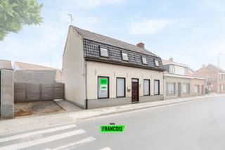 In Krombeke (deelgemeente Poperinge) bevindt zich deze goed onderhouden woning.De woning heeft een totale oppervlakte van 200m² en een bewoonbare...