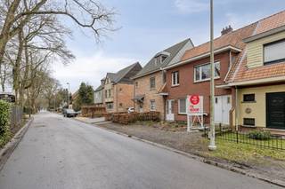 Bent u op zoek naar een woning op een gegeerde locatie in Kapellen? Op dit perceel van 461 m² kan je genieten van een groene omgeving waar u in alle privacy tot rust komt. Gelijkvloers: Inkomhal, lichte woonkamer met elektrische rolluiken, een vernieuwde keuken die toegang biedt tot de ruime veranda met zicht op de tuin. Tevens een toilet met aansluiting voor wasmachine/droogkast en een inpandige garage.Verdieping: 3 slaapkamers, waarvan 2 heel ruim en een badkamer.Extra: Een droge kelder en twee handige bijgebouwen in de tuin voor extra opbergruimte.Bijzonderheden: - EPC: 296 kWh/m²/jaar - Label C- Elektriciteit conform- Rustig gelegen, groen perceelBekijk ook zeker de virtuele tour op onze website.Bent u geïnteresseerd in deze woning te koop in Kapellen? Bel ons voor een afspraak op 03 666 66 66 of mail naar kapellen@dewaele.com.