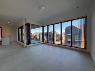 Dit stijlvolle en energiezuinige nieuwbouwappartement is gelegen op een rustige én uiterst centrale locatie. Winkels, openbaar vervoer, scholen en belangrijke invalswegen bevinden zich op wandel- of korte rijafstand. <br /><br />Het appartement beschikt over een lichtrijke open leefruimte met een moderne open keuken, voorzien van alle installaties en comfort. Dankzij de grote raampartijen geniet je van een aangename natuurlijke lichtinval en een mooi zicht op het rustige binnenplein van deze recente woonwijk. Aansluitend bevindt zich het grote, gezellige terras. Via de inkomhal bereik je de twee kamers, de badkamer en apart toilet. Tot slot is er nog een aparte berging met technische installaties en aansluiting voor wasmachine.<br /><br />Het appartement is zeer energiezuinig, reeds voorzien van lichtarmaturen en lamellen, en onmiddellijk beschikbaar. Extra troeven zijn de ondergrondse parkeerplaats, een gemeenschappelijke fietsberging en een private extra berging in de garage. De provisie voor de gemeenschappelijke kosten bedraagt €100 per maand.<br /><br />Interesse? Plan snel je bezoek met Thomas via thomas@sophimo.be of +32 499 22 99 24.