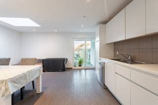 Deze woning is gelegen in een rustige straat in Hoboken, op wandelafstand van het centrum. Alle belangrijke voorzieningen bevinden zich in de nabije omgeving, zoals winkels, scholen, openbaar vervoer, parken en recreatiemogelijkheden. Het winkelcentrum ‘Den Tir’ en de Abdijstraat met diverse winkels liggen eveneens op korte afstand. Het openbaar vervoer is uitstekend bereikbaar, met tram- en bushaltes in de buurt, waardoor je snel in het centrum van Antwerpen of bij het Wijnegem Shopping Center bent. Daarnaast heeft de woning een goede verbinding met belangrijke invalswegen en autosnelwegen (A12, E19, …), wat zorgt voor een vlotte bereikbaarheid.<br />Deze zeer ruime woning is perfect voor grote gezinnen. Bij binnenkomst bereik je via de inkomhal een ruime woonkamer, die aansluit op een gezellige zitkamer. De eerste badkamer is voorzien van een inloopdouche, wastafel en toilet. Verder is er een grote, lichtrijke keuken met eetkamer, volledig voorzien van alle comfort. Door de lichtkoepel en de grote raampartij valt er veel natuurlijk licht naar binnen, en biedt de keuken directe toegang tot de ruime tuin. In de tuin is er bovendien een extra berging. <br />Op de tussenverdieping bevindt zich de eerste slaapkamer, met ensuite een badkamer voorzien van een inloopdouche, wastafel en toilet. Op de eerste verdieping vind je nog twee ruime slaapkamers. Verder naar de tweede verdieping bevinden zich nog eens twee ruime slaapkamers.<br />Meer info ga naar www.walls.be of bel 03 233 33 00