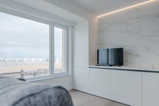 <p>Te koop: gerenoveerde studio in Koksijde, gelegen op de zeedijk met prachtig vrij zicht op zee.</p>

<p> </p>

<p>Deze charmante studio bevindt zich in de Scheepsjongenstraat, in een toeristische zone op de zeedijk te Sint-Idesbald, duinen en openbaar vervoer. Dankzij de recente renovatie is het appartement instapklaar en biedt het een frisse, moderne uitstraling. Het ruime privatieve terras vormt een unieke troef, ideaal om te genieten van het zeezicht en de gezonde zeelucht. De ligging op de zeedijk maakt dit een perfecte keuze voor wie comfort en locatie wil combineren.</p>

<p> </p>

<p>Belangrijkste ruimtes:<br />• Inkomhal met handige opbergruimte<br />• Slaaphoek, compact en praktisch ingedeeld<br />• Living met directe toegang tot het terras en uitzicht op zee<br />• Keuken, functioneel ingericht<br />• Badkamer met douche en wastafel<br />• Apart toilet<br />• Ruim privatief terras, ideaal voor buitenmomenten</p>

<p> </p>

<p>Troeven:<br />• Gerenoveerde studio, instapklaar<br />• Gelegen op de zeedijk met vrij zicht op zee<br />• Groot privatief terras</p>
​​​​​​vergunning voor vakantieverhuur! <br />gemeenschappelijke fietsenstalling! <br /> 
<p> </p>

<p>Neem vandaag nog contact op met je ERA-makelaar voor een bezoek.<br />058 51 92 95 of op simon@eraservimo.be</p>

<p> </p>

<p>JOUW DROOMAPPARTEMENT. ZO GEVONDEN!</p>