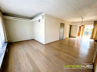 In een rustige, residentiële woonstraat van Meerbeke bevindt zich deze karaktervolle bel-etagewoning met een tuin en een inpandige garage. Op de 1<sup>ste</sup> verdieping van de woning bevindt zich de L-vormige leefruimte met een mooie natuurlijke lichtinval. Deze grenst aan de open keuken, waardoor er een aangename woonbeleving ontstaat met een mooi zicht op de tuin. Het aansluitende terras vormt een verlengstuk van de leefruimte en biedt een rustige plek om buiten te genieten van het groene uitzicht, terwijl de praktische buitentrap directe toegang geeft tot de tuin. Het 2<sup>de</sup> verdiep omvat 3 slaapkamers (17-11-8m²) en een uitgeruste badkamer met douche, wastafel en toilet. Verder is er nog een nachthal aanwezig en een bergingszolder die bereikbaar is via een uittrekbare trap. De woning is uitgerust met een condensatieketel op aardgas, warmtepomp lucht/lucht in de leefruimte en airconditioning. Dankzij recente investeringen in hoogrendementsbeglazing, muurisolatie en een vernieuwd plat dak geniet u van een energiezuiniger wooncomfort. Op het gelijkvloers is er nog een ruime inpandige garage voor twee wagens en een aparte berging/chauffageruimte. De ligging combineert rust met vlotte bereikbaarheid richting Brussel, Gent en Aalst en de woning bevindt zich in de onmiddellijke nabijheid van scholen, winkels en openbaar vervoer. Interesse? Vraag meer informatie of plan uw bezoek 054/69.68.67.