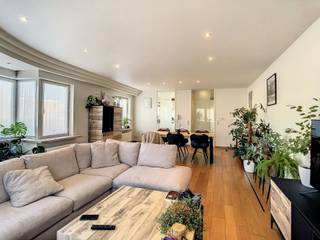 <h1><span>Instapklaar appartement met twee slaapkamers, dakterras en garagebox in het centrum van Roeselare</span></h1><h1><span> </span></h1><h1><span>Dit instapklaar appartement is gelegen op de derde verdieping van een verzorgd gebouw met lift. Dankzij de centrale ligging woont u op wandelafstand van winkels, horecazaken, openbaar vervoer en andere dagelijkse voorzieningen. </span></h1><h1><span> </span></h1><h1><span>Indeling van het appartement: </span></h1><ul><li><span>Inkomhal met ingebouwde vestiaire </span></li><li><span>Apart gastentoilet </span></li><li><span>Lichtrijke leefruimte </span></li><li><span>Volledig ingerichte keuken </span></li><li><span>Praktische berging </span></li><li><span>Badkamer met douchebad en dubbele lavabo </span></li><li><span>Twee ruime slaapkamers </span></li><li><span>Dakterras </span></li></ul><h1><span> </span></h1><h1><span>Dit appartement combineert een praktische indeling met een uitstekende ligging in het centrum van Roeselare en is volledig instapklaar. De bijhorende garagebox zorgt bovendien voor extra comfort. </span></h1><h1><span> </span></h1><h1><span>Garagebox: inbegrepen </span></h1><h1><span>Syndic: € 50 per maand </span></h1><h1><span>Bij interesse kunt u via deze link uw huurdersprofiel aanmaken: https://clee.be/nl/app/kandidaat-stellen/0476526158/524eb343-df7a-f111-b337-6045bd9c0a43</span></h1><p><span> </span></p>