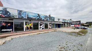 - residentieel gelegen Baanwinkel ideaal voor Retail - nabij centrum Ninove - 4 gevel pand - goede bereikbaarheid - commercieel complex -...