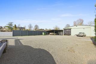 Spacieuse habitation avec entrepôt et bureau à emplacement stratégique à Erembodegem. Située le long de la Brusselbaan, cette propriété polyvalente...