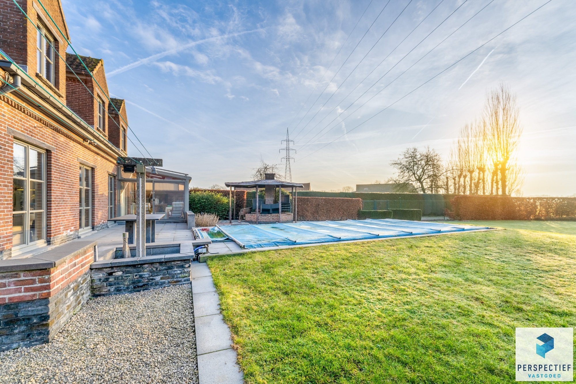 Landelijk gelegen villa met handelsruimte en buitenzwembad op 1370 m² - foto 4