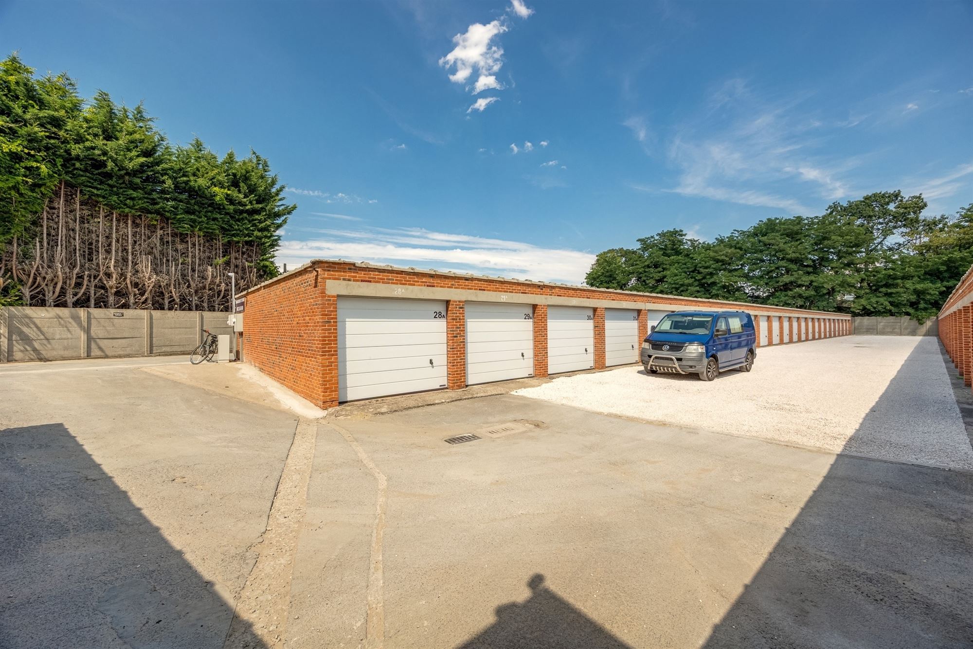 5 vernieuwde garageboxen met betonnen dak en 4% rendement - foto 4
