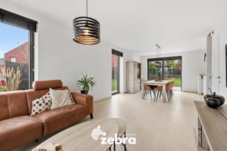 Deze recente woning (bouwjaar 2024) is rustig gelegen in een aangename woonwijk in Tielt en met een vlotte bereikbaarheid van het centrum, scholen en verschillende invalswegen.<br /><br />Bij het binnenkomen betreedt u de inkomhal die toegang geeft tot de lichtrijke leefruimte. Aansluitend bevindt zich de open, moderne keuken die voorzien is van alle hedendaagse toestellen en mooi geïntegreerd is in de leefruimte. Verder beschikt de woning over een berging/wasplaats, aansluitend aan de keuken.<br /><br />Op de eerste verdieping bevinden zich vier volwaardige slaapkamers. De badkamer is praktisch en netjes afgewerkt en beschikt over een dubbel lavabomeubel en een ligbad met douchefunctie. Daarnaast is er een apart toilet op deze verdieping aanwezig.<br /><br />Verder beschikt de woning over een aangenaam terras en een volledig afgesloten tuin, wat zorgt voor voldoende privacy en een fijne buitenruimte om te ontspannen.<br /><br />De woning is recent gebouwd en biedt een hedendaags wooncomfort met een praktische indeling, geschikt voor gezinnen of wie op zoek is naar extra ruimte.<br /><br /><strong>Ook wild geworden van deze thuis?<br />Twijfel niet langer en leg vandaag nog uw bezoek vast!</strong>